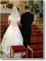 Brautpaar bei der katholischen Trauung